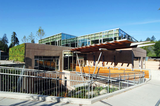 Aquaquest Center Teaches Sustainable Living Through Design