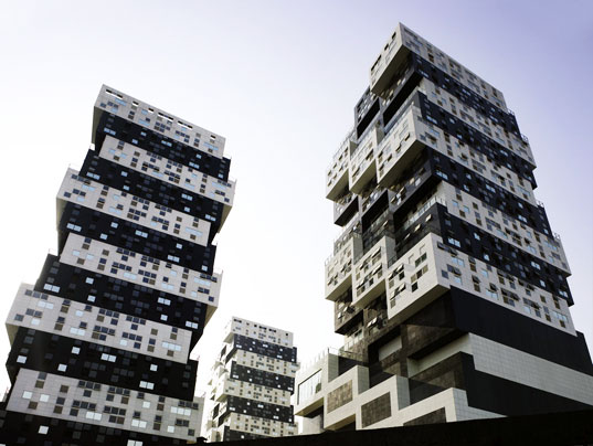 SAKO Architects’ Jenga-Like Building Provides Optimum Sunshine