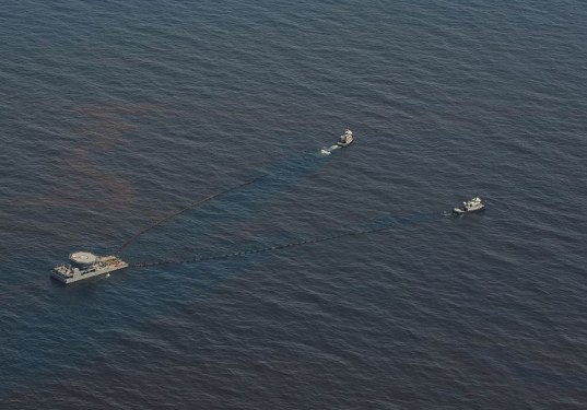 Deepwater Horizon, oil spill, containment cap, top hat, tube to fix oil spill leak, BP, fix Deepwater Horizon, blowout preventer, Gulf of Mexico