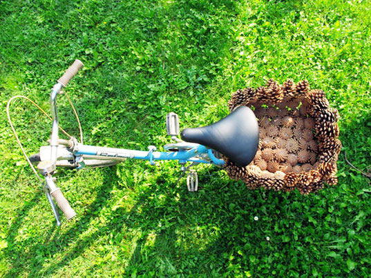 pine cones, pine cone basket, bike basket, green design, eco design, natural materials, bicycle, 01mathery