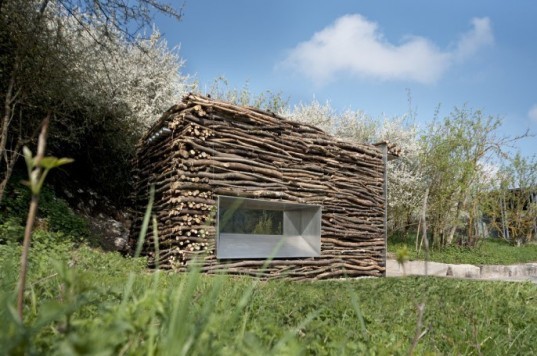 Green restroom, public restroom, log facade, stick facade, golf Lauterhofen, Berschneider + Berschneider, german green building, german log design, natural materials facade