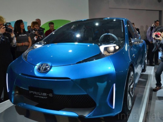 Toyota, Prius, hybrid vehicles, Detroit Auto Show, 2011 detroit auto show, electric vehicle technology, Toyota's Yaris subcompact, plug-in Prius, lithium ion battery cars, hybrid cars, toyota motor compay, 2011 new cars, new 2011 hybrid cars