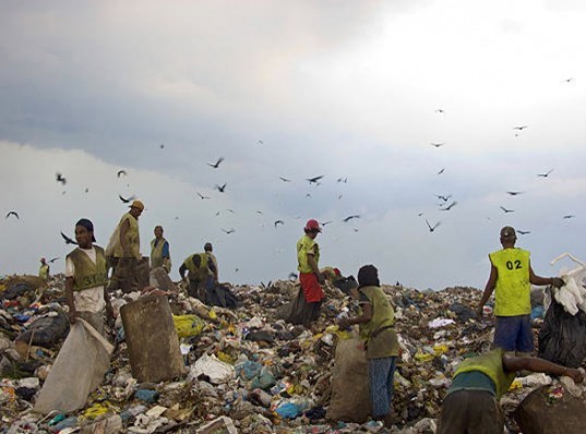 Waste Land, garbage pickers, rio, brazil, vik muniz, vik munoz, Rio de Janeiro, Jardim Gramacho, catadores