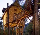 Crystal Treehouse: A Rustic Loft Perched Above an Icy Colorado River
