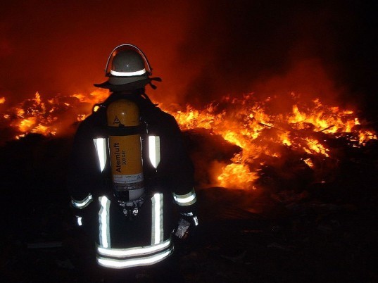 firefighters, fire extinguishers, what chemical is in a fire extinguisher, are fire extinguishers toxic, firefighting chemicals, firefighting techniques, green firefighting, eco firefighting techniques, non-toxic firefighting techniques, how to fight fires, how to stop fires, sprinkler systems, water issues, water shortage