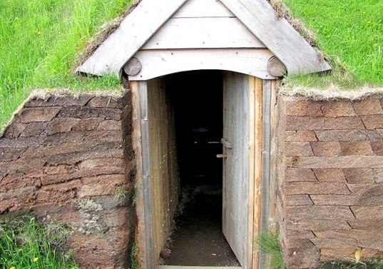 l'anse aux meadows, sod house, sod topped house, viking house, green roof, eco architecture green architecture, viking colony, living roof