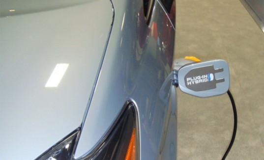 New Lithium-Air Batteries Could Go 500 Miles on a Single Charge new vehicle battery, electric vehicle battery, lithium ion battery, lithium air battery, new battery technology, new battery research, how do batteries work, electric vehicle battery technology