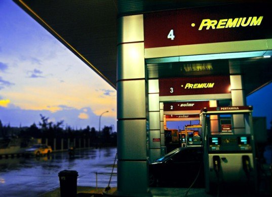 Gas Station fuel economy, fuel efficiency standards, cafe standards, corporate average fuel efficiency standards, mpg, american fuel efficiency, average mpg, cars and light trucks, obama mpg