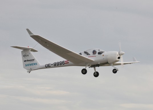 siemens, hybrid electric airplane, hybrid airplane, electric airplane, low fuel airplane, fuel efficient flight, fuel efficient airplane, paris auto show, paris auto show unveiling