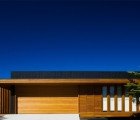 The Narrabeen House is a Flood-Resistant Home with a Lovely Inner Courtyard