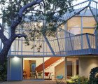 The Palms House’s Futuristic Metal Screens Provide Privacy from In-Laws