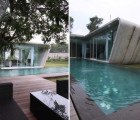 Budi Pradono’s Naturally Cooled R-House Brings Nature Indoors