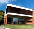 Kirribilli House Regulates Temperature With a Rammed Earth Spine