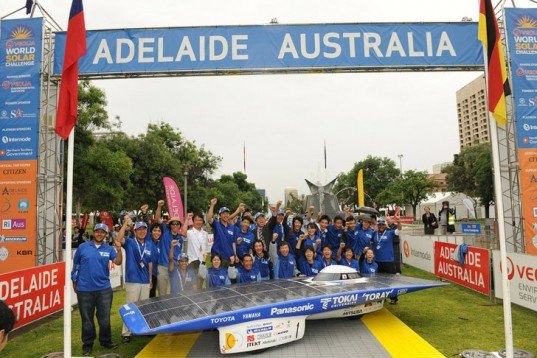 green design, eco design, sustainable design, Tokai University, Veolia World Solar Challenge, solar powered race car, Adelaide, Australia, Panasonic, Team Tokai, HIT solar panels, Nuon Solar
