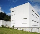 Stark White House SL Opens Onto a Lush Courtyard Via Sliding Translucent Doors