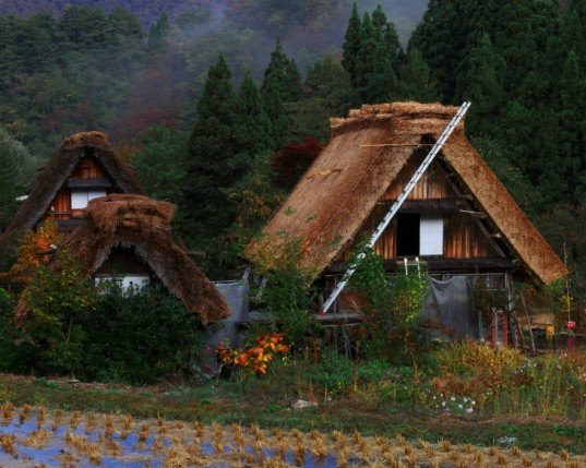 Shirakawa-gō and Gokayama, Gassho-zukuri, "prayer-hands construction", UNESCO, japanse silk industry, green design japan, community building design, sericulture