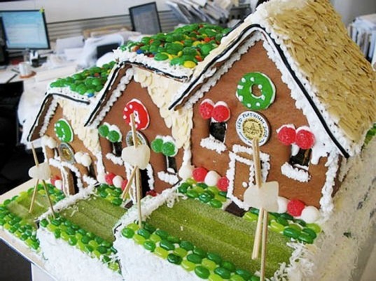 green gingerbread house, gingerbread house, green home, green house, green design, eco design, sustainable design, eco house, modern gingerbread house, ginger bread house, ginger bread, gingerbread, modern candy house, sweet houses, DIY projects, DIY gingerbread house, DIY gingerbread, make a gingerbread house for christmas, christmas house