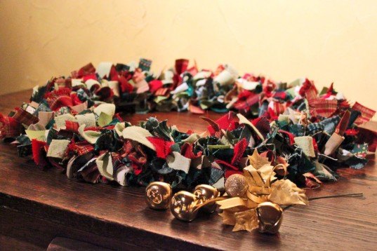 scrap fabric, holiday wreath, christmas, diy. easy, how to, instructions, upcycled, remnant, eco, sustainable, recycled, gift, crafts
