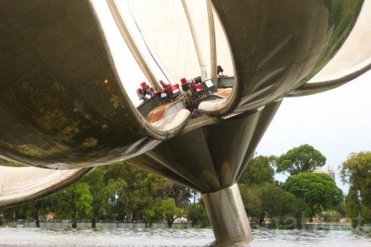 Art, Botanical, Urban design, Plaza de las Naciones Unidas, ONU, Buenos Aires, Argentina, metallic flower, aluminum flower, flower sculpture, Floralis Generica, Eduardo Catalano, aluminum, stainless steel, hydraulic mechanics, Walter Gropius, Harvard, Massachusetts Institute of Technology, public art, mobile sculpture