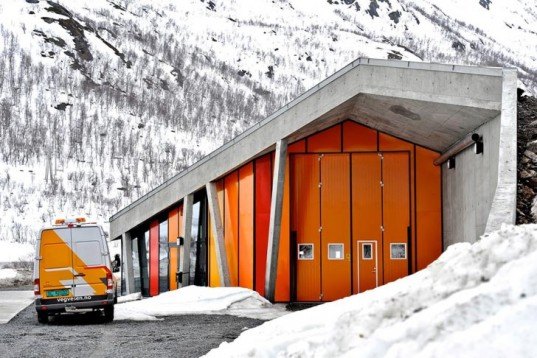 Architecture, green roof, Jarmund/Vigsnæs Arkitekter, Gullesfjordbotn, norwegian design, norway, isolated building, national park, concrete shelter, exposed pipe works, snow, truck weight control, recycled aluminum window