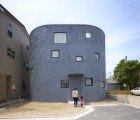 Curvaceous Light Stage House in Hiroshima Makes the Most of an Awkward Lot