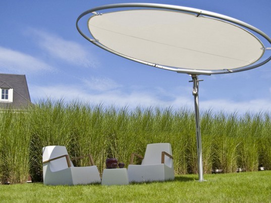 Ombrellone Solare,Eclipse, Konarka, Umbrosa, Solar Parasol, Solar Energy, Solar Charging, Milan Design Week 2012, Fabbrica Del Vapore, Salone Del Mobile 2012, Solar Power, Organic Photovoltaic