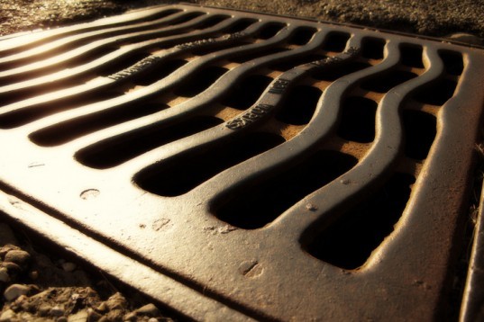 sewer grate, sewer steam, sewer heat, manhole cover, city sewers, sewer system