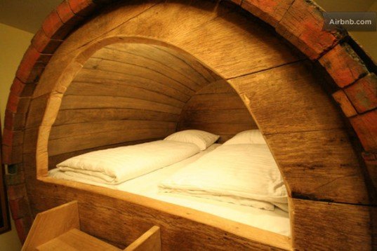 green design, eco design, sustainable design, beer barrel bed, beer barrel hotel, Potts Brewery, airbnb, upcycled beer barrel, 19th century beer barrel, Norht Rhine-Westphalia, unique b&bs