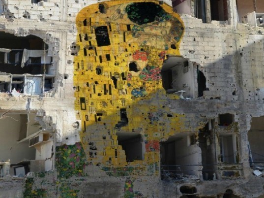 Tammam Azzam, street art, syria conflict, gustav klimt, the kiss, iconic street art, sustainable art, social commentary