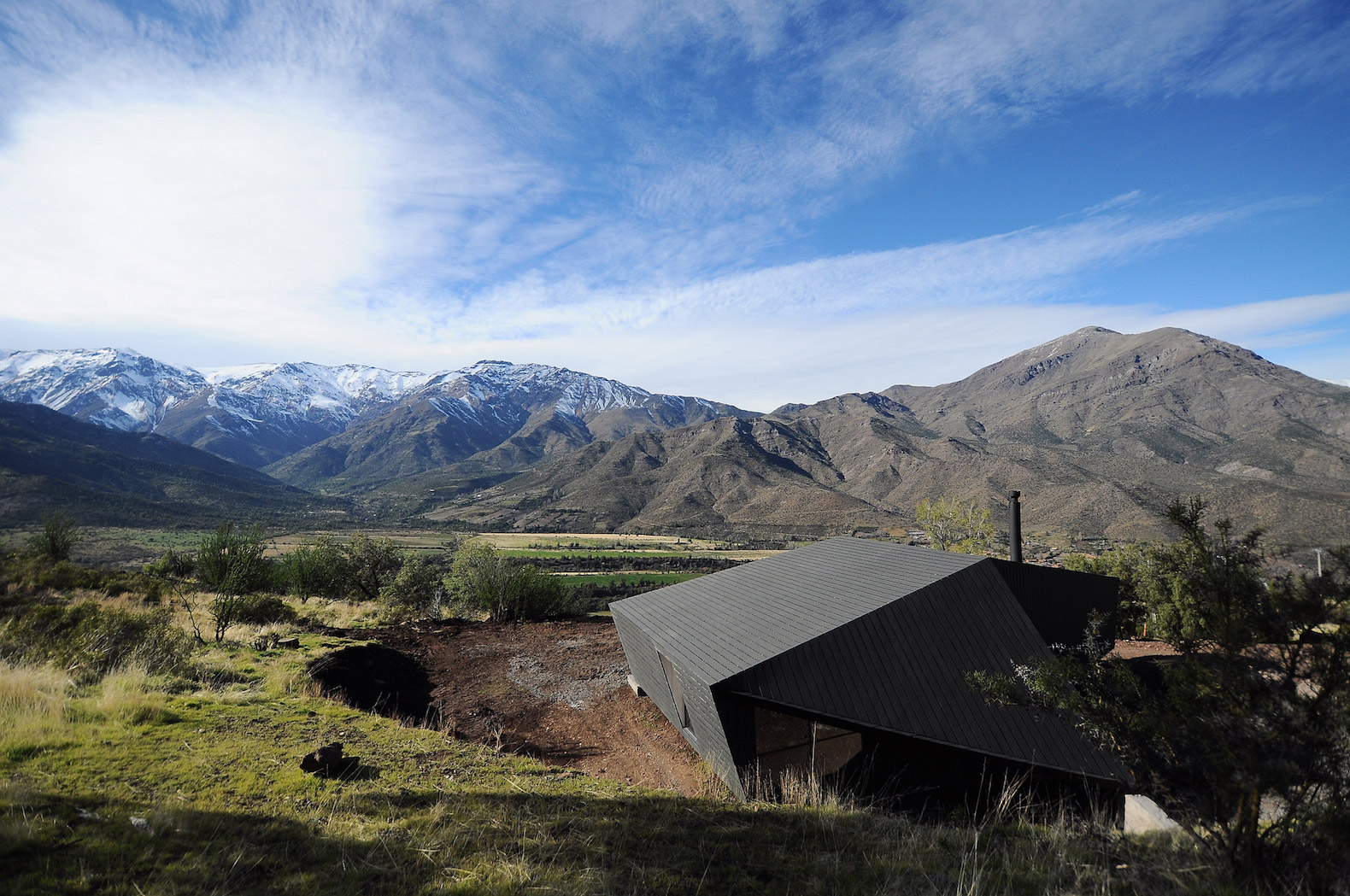 RF C9 by Gonzalo Iturriaga, alpine architecture by Gonzalo Iturriaga, alpine architecture in Chile, contemporary alpine architecture, blackened pine cabin, modern alpine cabin, mountaineer refuge in San Esteban, RF C9 in Chile, RF C9