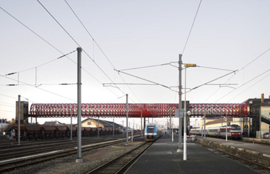 pedestrian bridge, ped bridge, france, tschumi, hugh dutton, la roche-sur-yon, lattice structure, footbridge, rail lines, rail transporation, pedestrian friendly, eco design, pedestrian friendly design