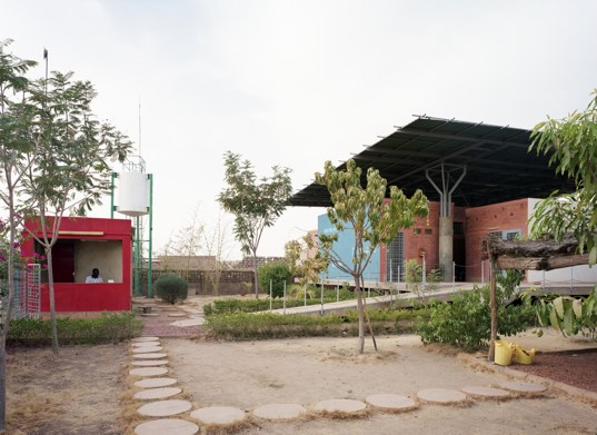 African heath clinic, Aga Khan Awards for Architecture. passive design, passive cooling, passive daylighting, Green Design Competitions, solar powered health clinic, sustainable architecture