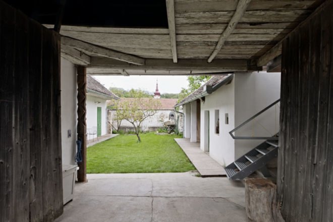 green renovation, renovation, propeller z architektur, barnhouse, recycled insulation, local materials