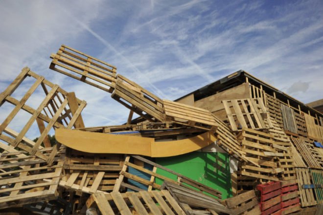 jellyfish theatre, shipping pallets, pallet theater, recycled materials, london, sustainable architecture