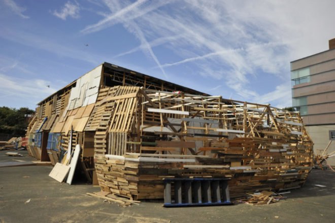 jellyfish theatre, shipping pallets, pallet theater, recycled materials, london, sustainable architecture