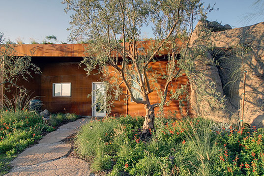 joshua tree park, joshua tree boulder house, daylighting, natural materials. green roof, green design, eco design, sustainable design, sustainable architecture, sustainable building, eco home, green architecture