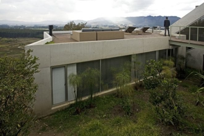 green roof Colombia, Mazzanti architects, Plan B, roof deck, Sopó Township Home, Bogotá green roof, Hillside architecture,