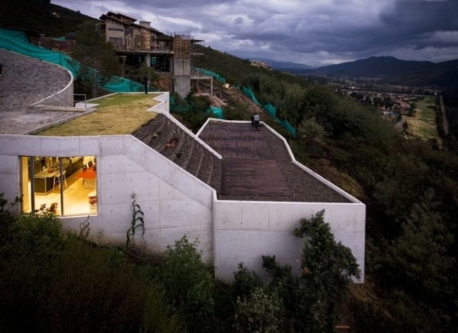 green roof Colombia, Mazzanti architects, Plan B, roof deck, Sopó Township Home, Bogotá green roof, Hillside architecture,