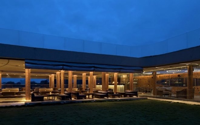 vivanta hotel, wow architects, warner wong design, luxury hotel, green roof, green building, sustainable architecture
