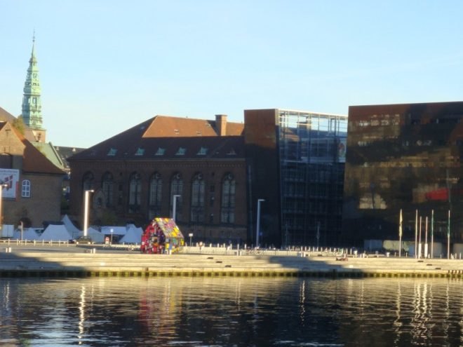 kolonihavehus, tom fruin, copenhagen, outdoor sculpture, reclaimed plexiglass, recycled materials, green design, eco design