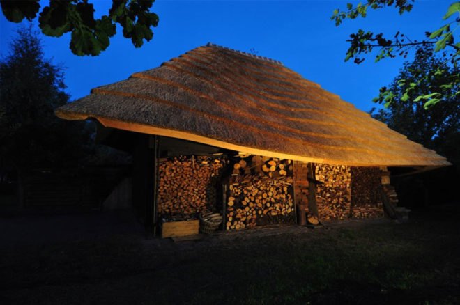reet barn, 24hr architecture, green architecture, local materials, eco materials, eco architecture, reeds, natural materials, sustainable architecture, green design, netherlands, barn