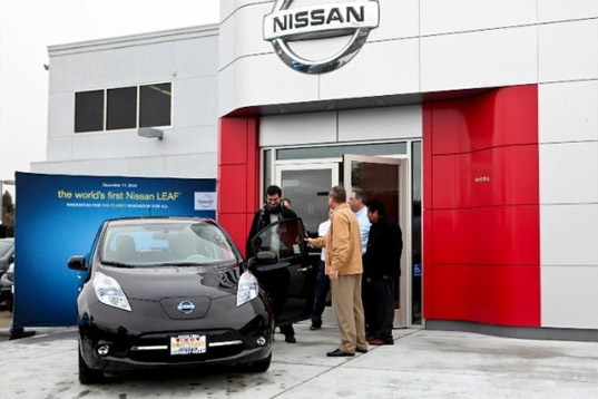 nissan leaf, nissan leaf ev, chevrolet volt, nissan leaf, nissan leaf ev, chevy volt ev, chevy volt vs nissan leaf, electric car, electric vehicle, green design, green transportation