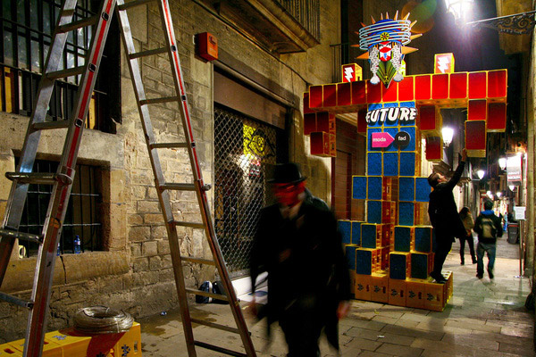 modafad, external reference, temporary structure, fashion show, green design, beer crate robot, giant yellow robot, the dude, damien, crate robot, recycled beer crate, beer crate, eco design, sustainable design, modafad 2010