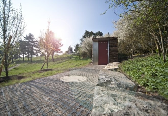 Green restroom, public restroom, log facade, stick facade, golf Lauterhofen, Berschneider + Berschneider, german green building, german log design, natural materials facade