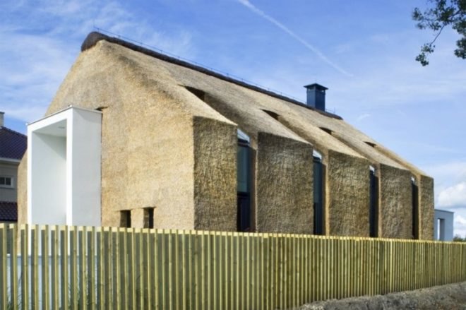Arjen Reas, Dutch modern design, Green building Netherlands, Natural building materials, plaster walls, thatch roof, thatch walls