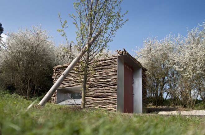 Green restroom, public restroom, log facade, stick facade, golf Lauterhofen, Berschneider + Berschneider, german green building, german log design, natural materials facade