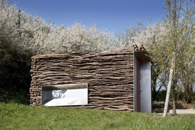 Green restroom, public restroom, log facade, stick facade, golf Lauterhofen, Berschneider + Berschneider, german green building, german log design, natural materials facade