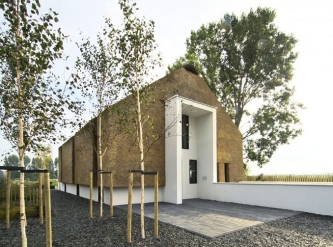 Arjen Reas, Dutch modern design, Green building Netherlands, Natural building materials, plaster walls, thatch roof, thatch walls