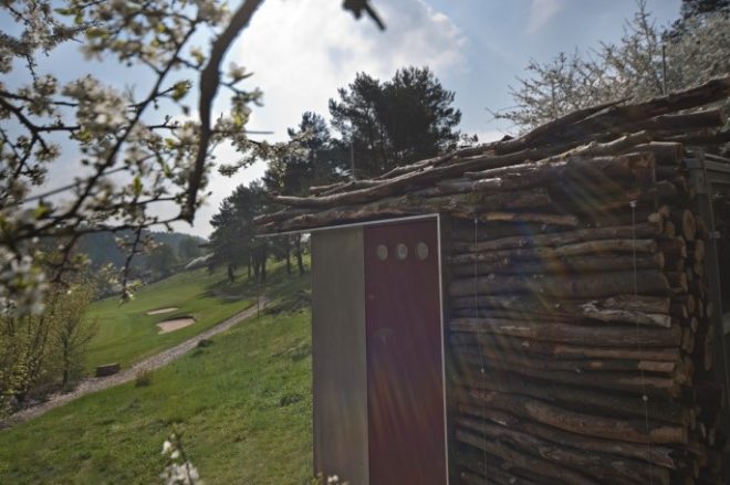 Green restroom, public restroom, log facade, stick facade, golf Lauterhofen, Berschneider + Berschneider, german green building, german log design, natural materials facade