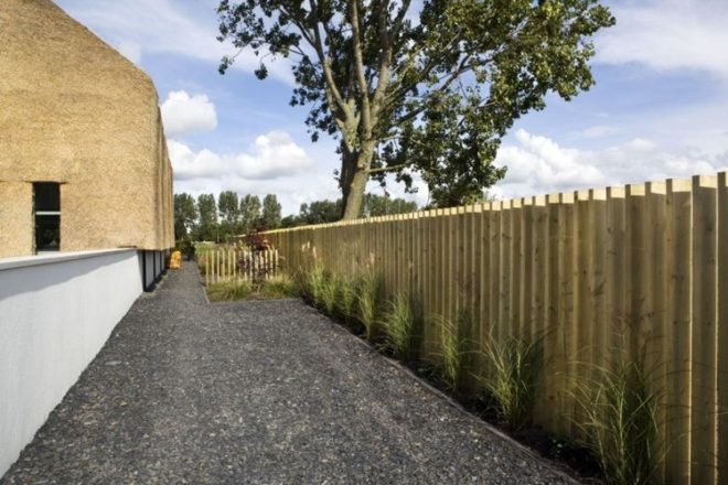 Arjen Reas, Dutch modern design, Green building Netherlands, Natural building materials, plaster walls, thatch roof, thatch walls